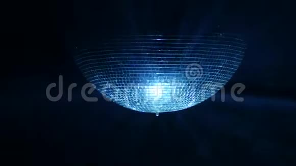 3D迪斯科镜球在黑色背景下反射烟雾中的光视频的预览图