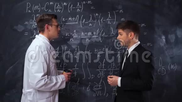 两位科学家在黑板上书写讨论和分析数学方程式视频的预览图