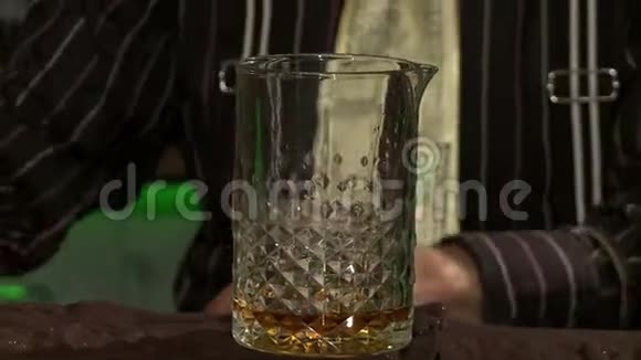 酒吧男用玻璃视频制作鸡尾酒视频的预览图