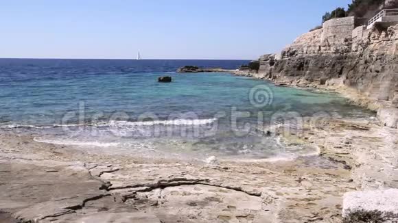 克罗地亚伊斯特里亚的海滩景观海浪撞击珊瑚岩波浪在石滩上破碎形成浪花视频的预览图