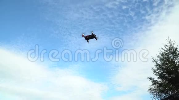 四翼飞机在空中飞行无人驾驶飞机视频的预览图
