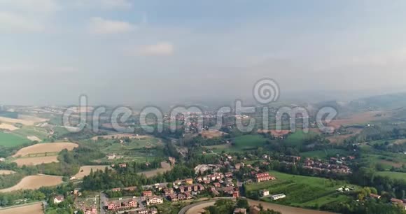鸟瞰意大利小镇山谷之间的山丘意大利中世纪小镇全景视频的预览图