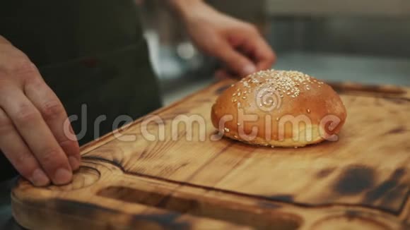 汉堡的热面包热面包新鲜的糕点从热气腾腾的包子里小麦面包黄色视频的预览图