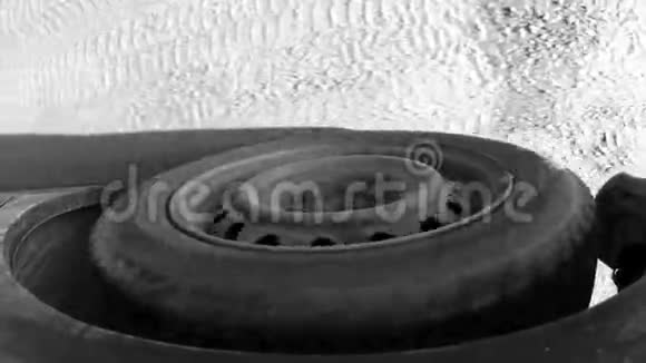 当汽车在路上行驶时汽车轮胎视频的预览图