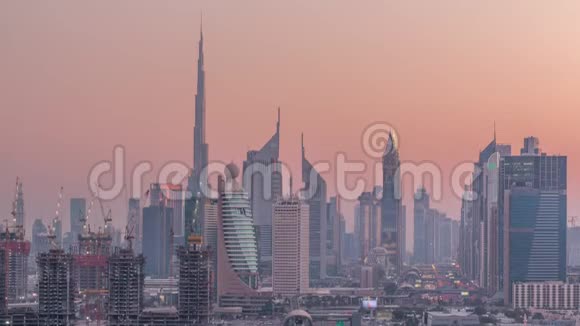 迪拜日落后的天际线美丽的市中心灯和谢赫扎耶德的道路交通时间迪拜阿拉伯联合视频的预览图