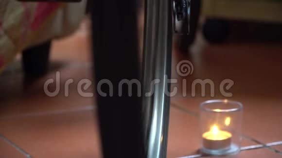 自行车轮与辐条旋转移动和蜡烛背景视频的预览图