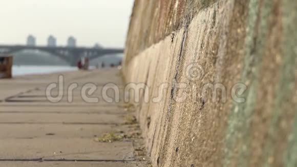 一座堤岸和一座石墙背景是一座桥视频的预览图