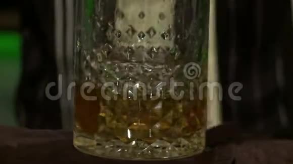 酒吧男在玻璃视频中搅拌鸡尾酒视频的预览图