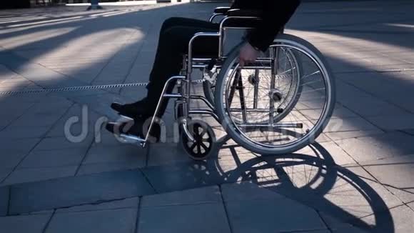坐着轮椅的商人笑着转过身来对着镜头视频的预览图