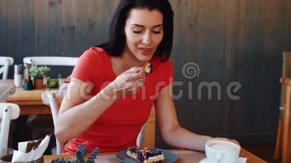 年轻女人吃布丁视频的预览图
