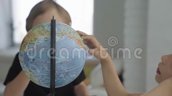 两个高加索男孩旋转地球梦想旅行视频的预览图