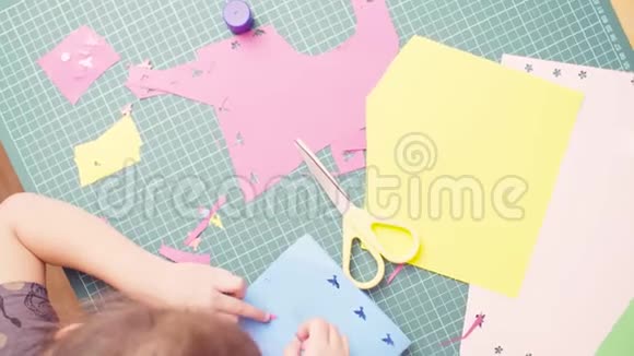 小女孩用手粘彩纸视频的预览图