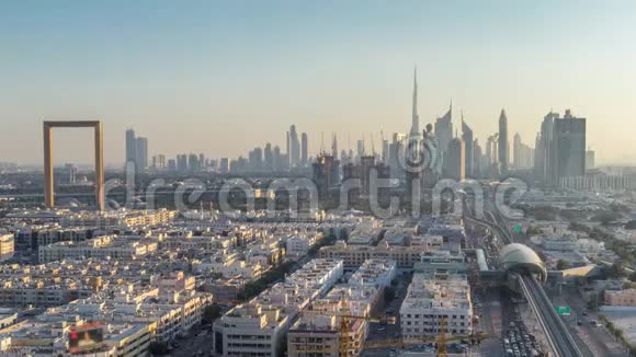 迪拜日落后的天际线美丽的市中心灯和谢赫扎耶德的道路交通时间迪拜阿拉伯联合视频的预览图