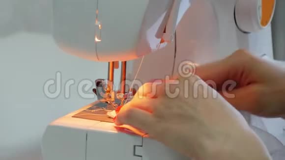 女人缝在现代缝纫机上缝纫机缝合视频的预览图