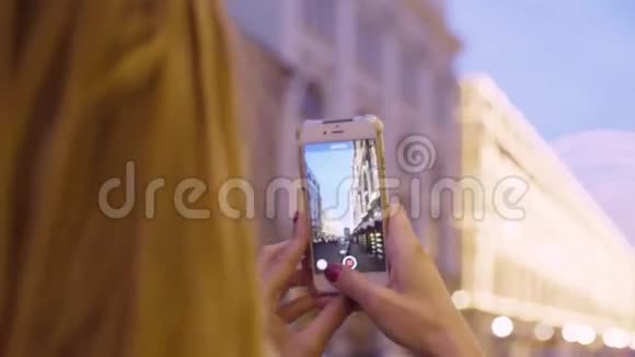 女人手在智能手机上拍摄视频视频的预览图