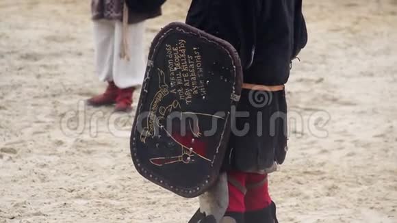 穿着历史服装的儿童在主题营地重现骑士锦标赛视频的预览图