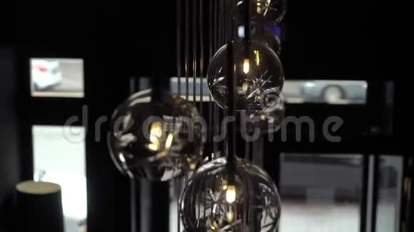 酒店或餐厅的大厅大厅的吊灯吊灯挂在玻璃球上创意现代视频的预览图