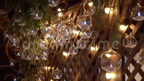 酒店或餐厅的大厅大厅的吊灯吊灯挂在玻璃球上创意现代视频的预览图