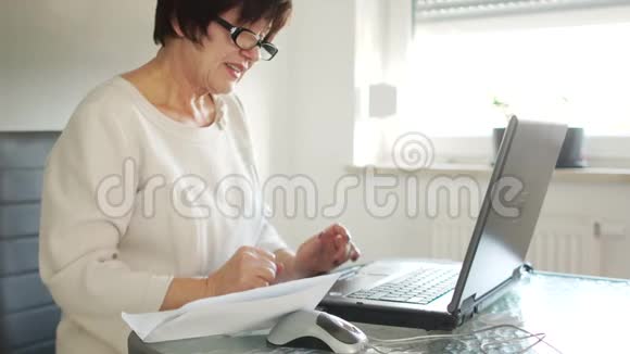 商业女性活跃的生活方式一位积极的退休人员通过Skype与她的伴侣交谈电信和视频的预览图
