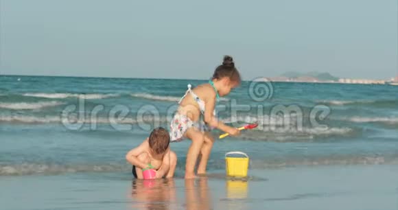 快乐无忧无虑的孩子们在海边玩沙子小朋友玩哥哥姐姐在海边玩开心快乐视频的预览图