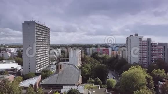 德国KoelnPorz的一个贫困住宅区的空中飞行视频的预览图
