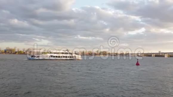 河景镜头与移动的船和美丽的天空视频的预览图