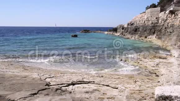 克罗地亚伊斯特里亚的海滩景观海浪撞击珊瑚岩波浪在石滩上破碎形成浪花视频的预览图