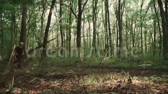那个在森林里奔跑的人4K视频的预览图