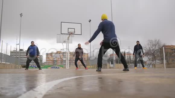 街头训练多民族青年体育团体在户外篮球上练习太极或气功视频的预览图