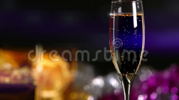在一杯香槟中闪烁着气泡视频的预览图