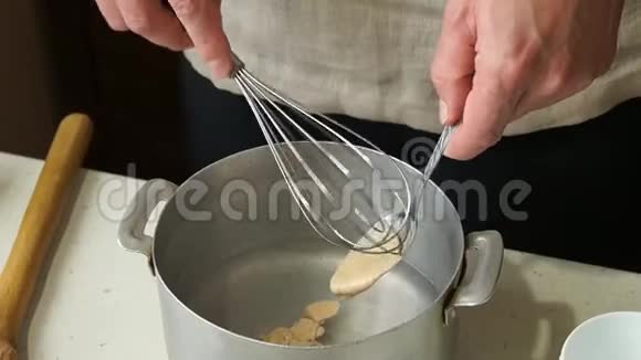 面包师做酵饼视频的预览图