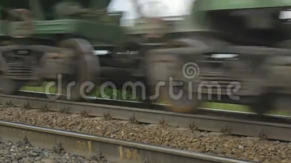 货运列车运行轨道视频的预览图