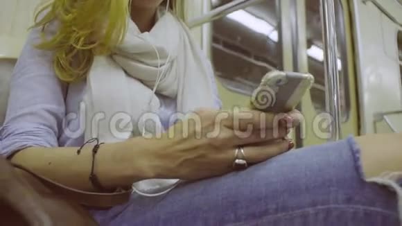女人手在智能手机上录音视频的预览图