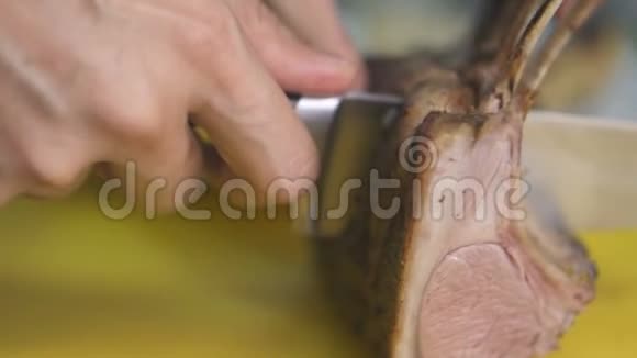 厨师切烤小牛肉排骨骨头肉视频的预览图