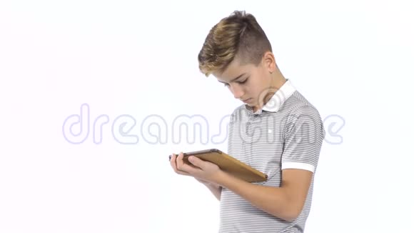 小男孩在白色背景下使用平板电脑视频的预览图