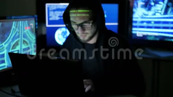 黑客通过互联网偷金融偷钱用偷来的银行卡黑客电脑电脑代码视频的预览图