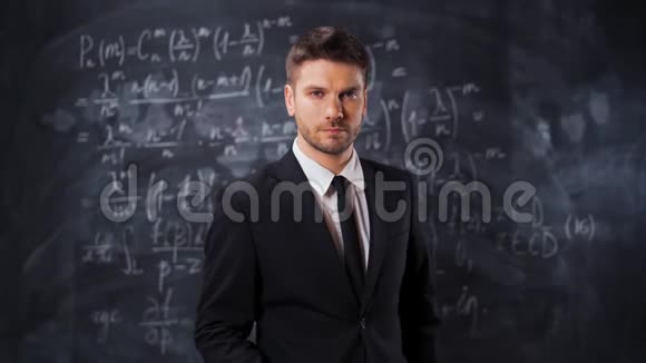 科学家站在数学方程式附近的肖像视频的预览图