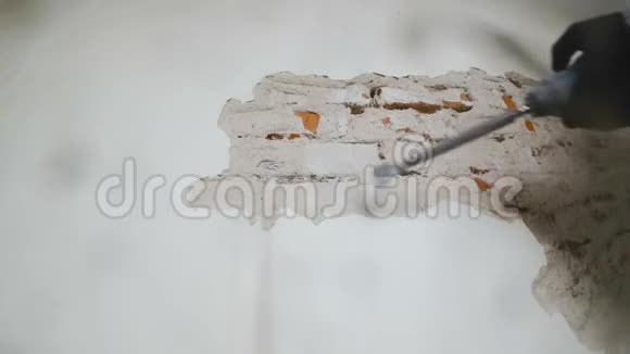 穿防护服的工人拆除石膏墙冲落石膏特写视频的预览图