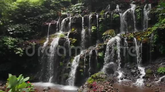 热带森林的瀑布印度尼西亚巴厘空中景观视频的预览图