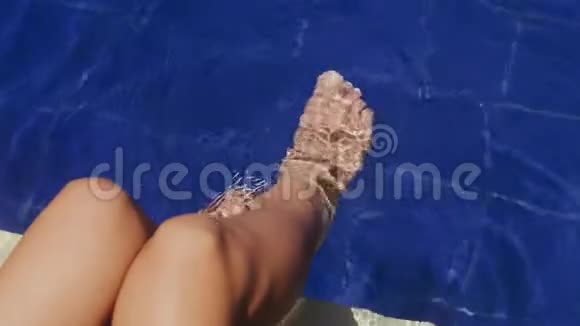 游泳池内美丽的鞣制纤细的女性腿视频的预览图