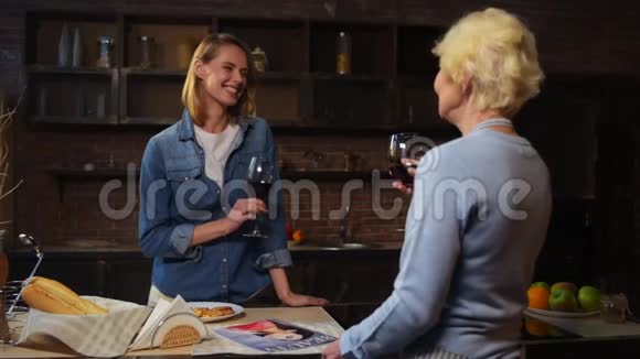 好女人和年迈的母亲喝酒视频的预览图