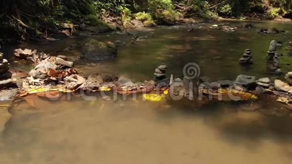 4K飞行无人机视频在印度尼西亚巴厘岛丛林的山河上去亚洲旅游深雨林视频的预览图