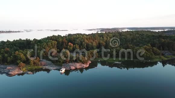 在群岛的一个美妙的夜晚无人驾驶飞机俯瞰芬兰海湾视频的预览图