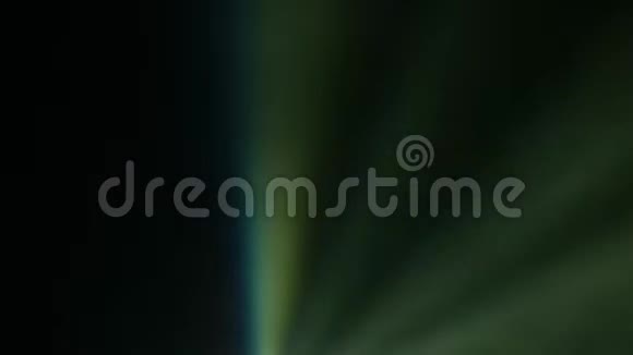 五颜六色的光线在烟雾中闪烁着黑色的背景视频的预览图