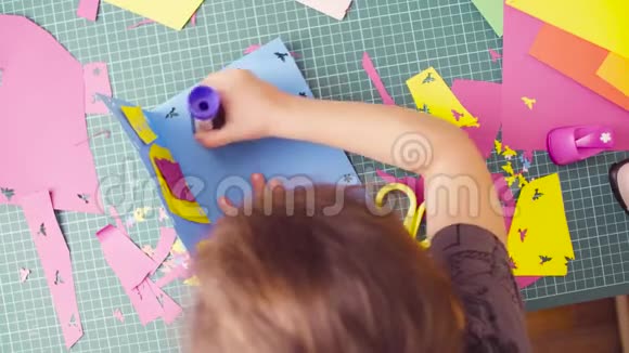 小女孩用手粘彩纸视频的预览图