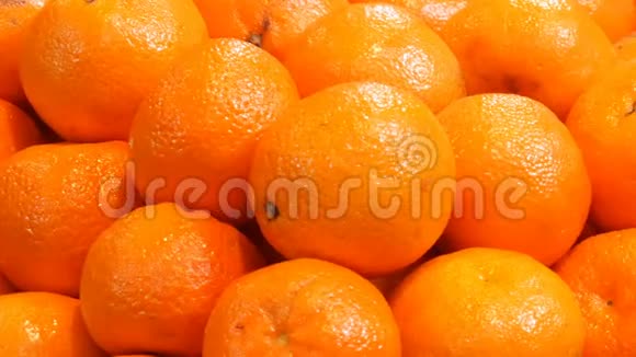 市场摊位上有漂亮的成熟橘子橙色水果背景视频的预览图