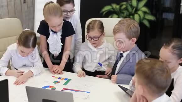 办公室里的商务儿童在餐桌上讨论项目视频的预览图