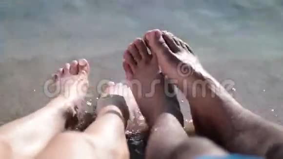 情侣双脚特写在沙滩上放松视频的预览图