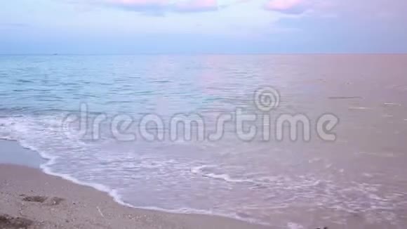 海上日落海浪海风沙滩海浪冲走了人们的痕迹视频的预览图