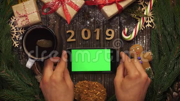从上面看木制刻字2019年和智能手机与g视频的预览图